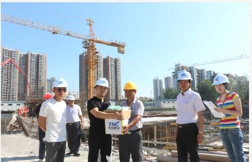 公司領(lǐng)導(dǎo)對各工地進(jìn)行防暑慰問